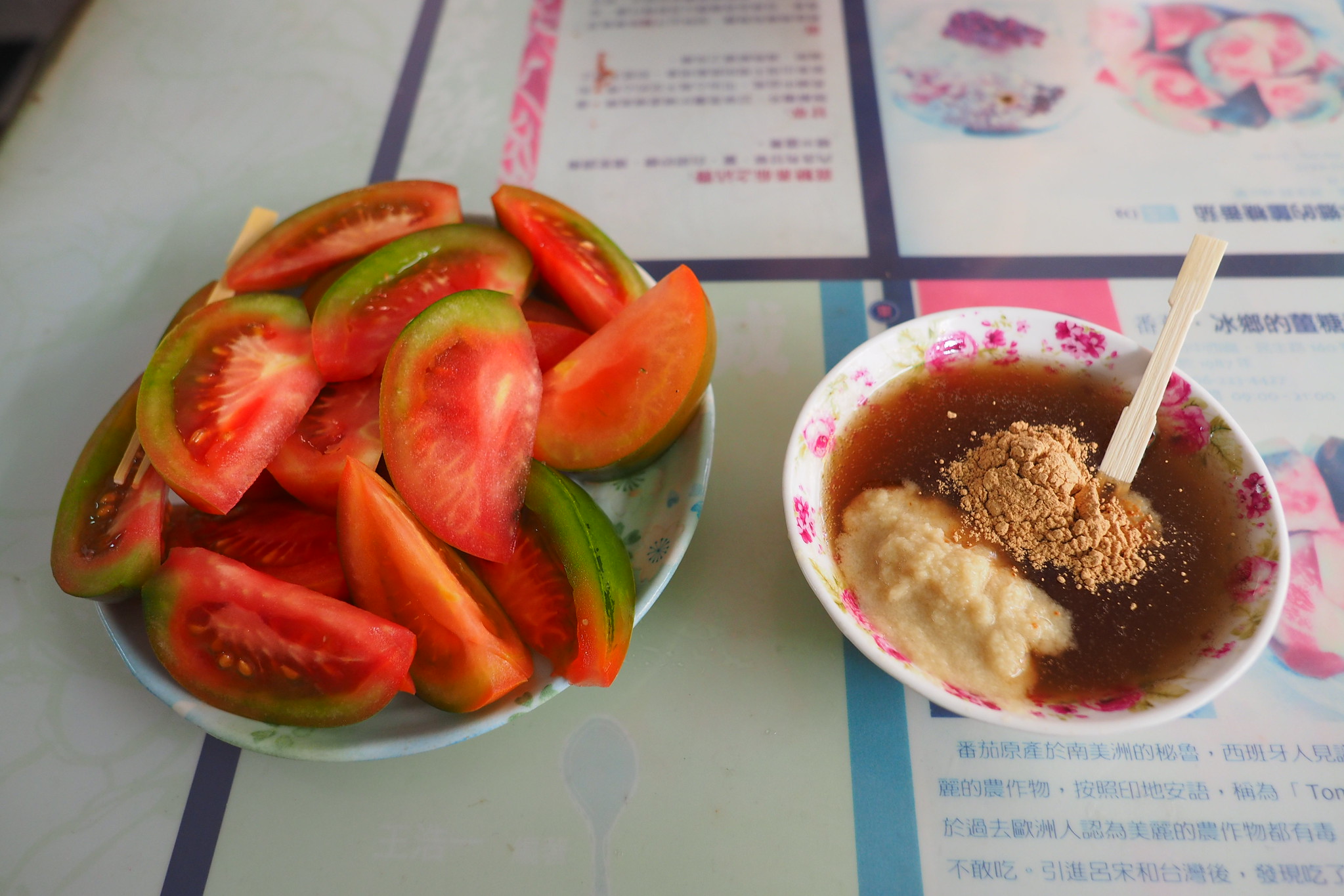 遊客通常為芒果冰而來，但要說台南水果店的定番不能不提薑糖番茄切盤。（圖／flickr網站othree攝）