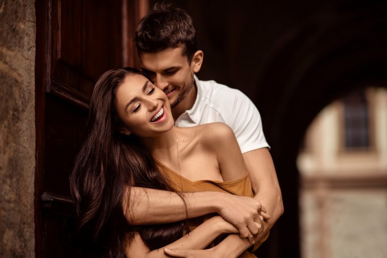 ▲科學家發現伴侶間的擁抱、親吻、愛撫都可以促進催產素分泌，提高親密感。（圖／Shutterstock）