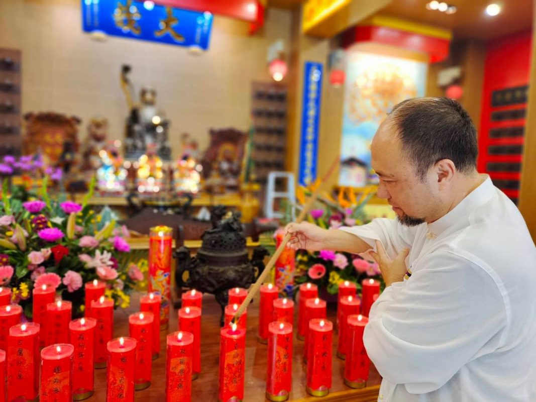 無上元領受福德正神老祖的啟蒙後，踏上弘法濟世的道路。（圖／取自無上元老師粉絲專頁）