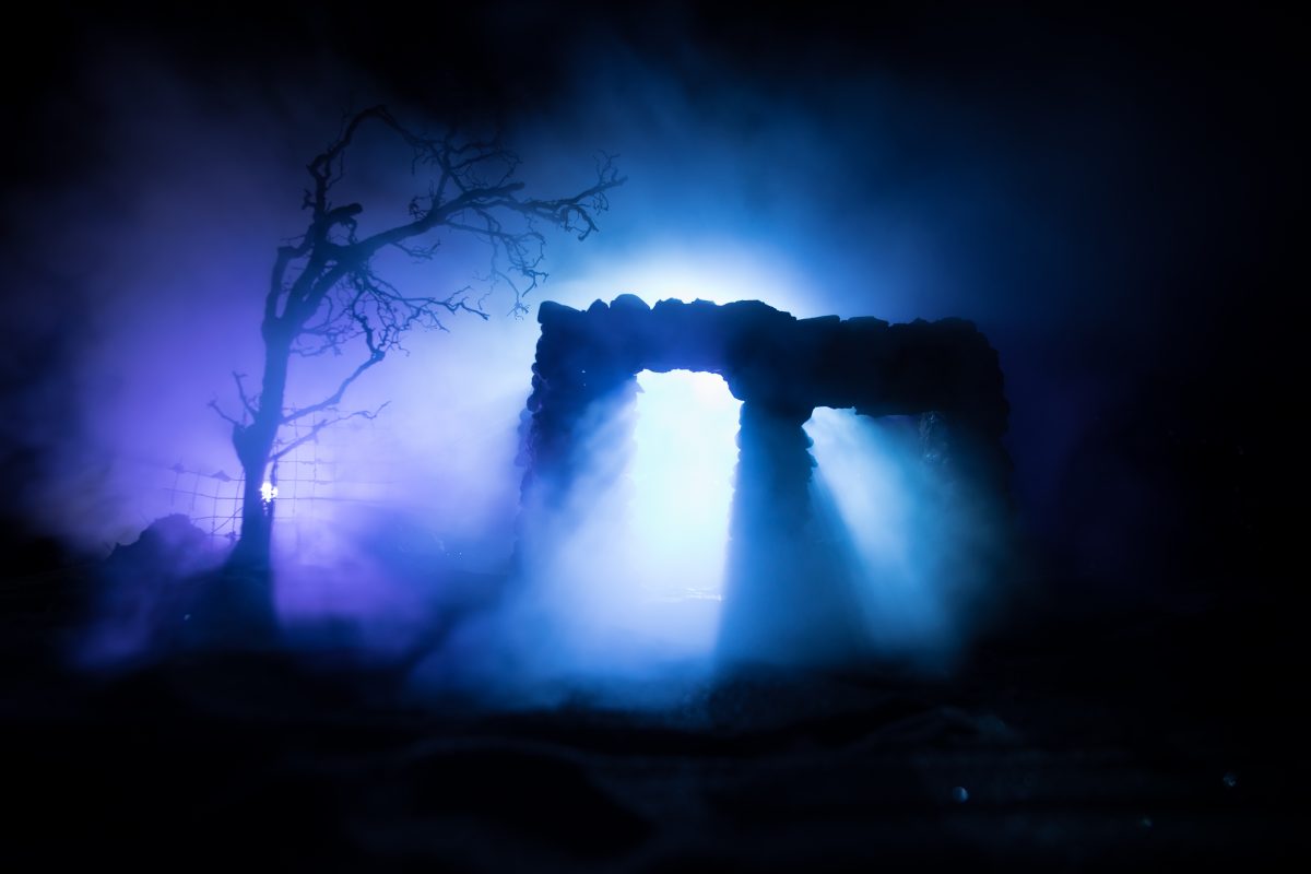 農曆七月保平安！12星座鬼月小叮嚀 水瓶座小心招惹到好兄弟（圖／shutterstock）