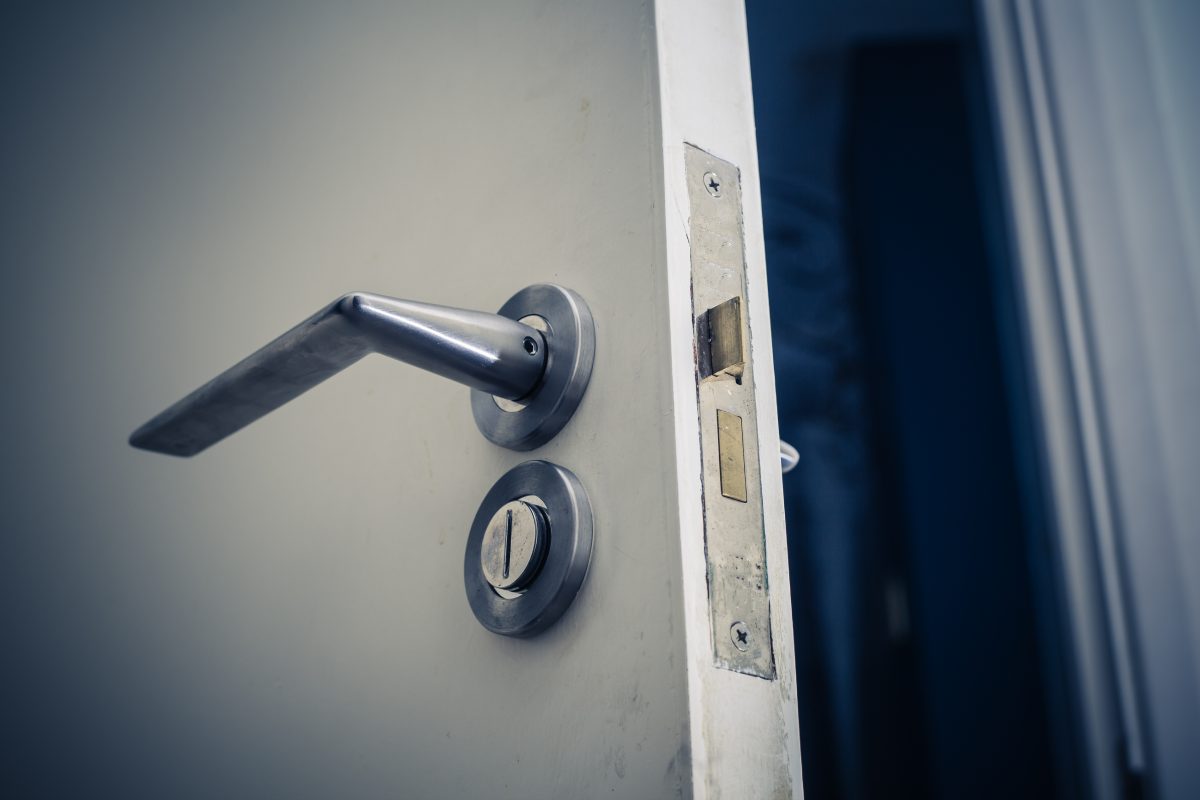 直播勇闖公寓禁地，揭開鎖靈背後的靈異之秘！（示意圖／shutterstock）