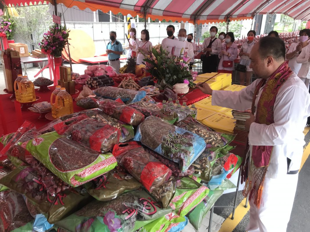 通天大道院普渡圓滿結束  蓮花水燈為信眾祈福（圖／台中通天大道院）