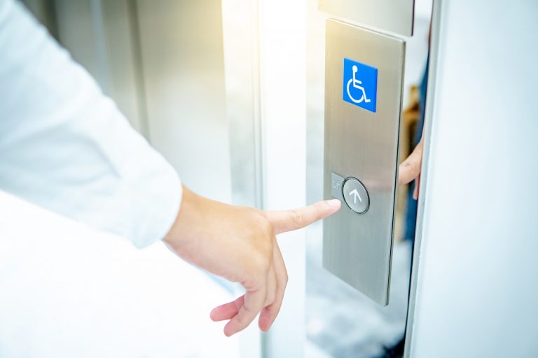 ▲隨著時代進步，社會對於身障人士的需求也逐漸開始重視，不少地方的電梯也開始設有「身障按鈕」。（圖／Shutterstock）
