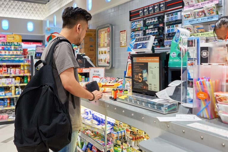 ▲台灣超商的密度非常之高，常常在一間店外，距離不到10公尺的地方又看到另一間，是現在人們不可或缺的重要商家之一。（圖／Shutterstock_）