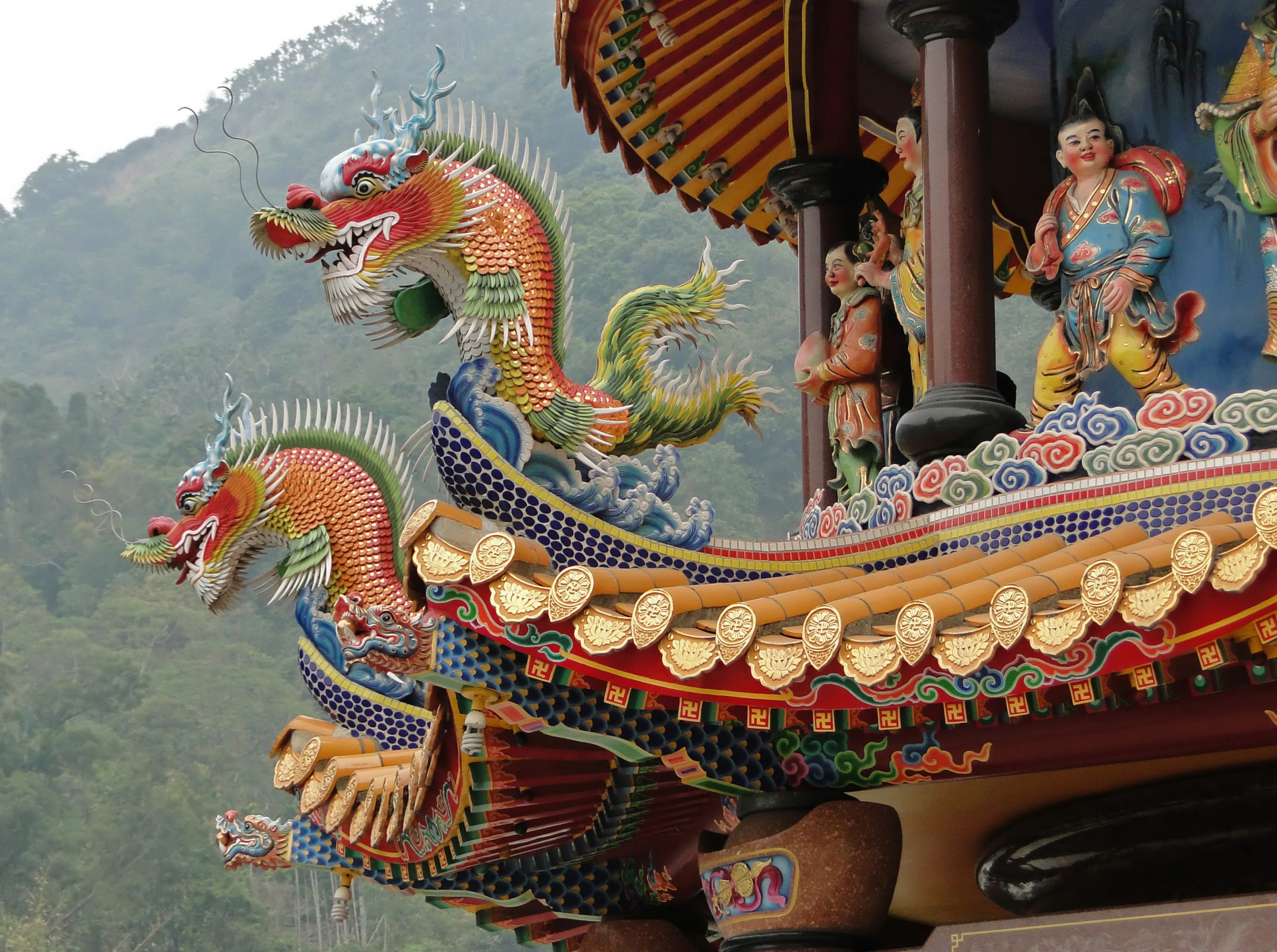龍的九子之一螭吻，常用在廟宇屋脊上防火避邪，和門神一樣都是保護廟宇的厭勝物。（圖／ Wikimedia Commons，Bernard Gagnon攝）
