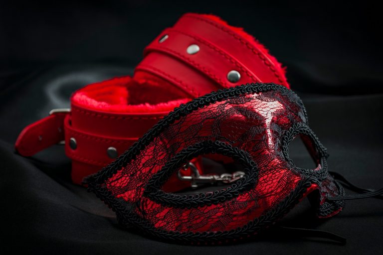 ▲盒子裡頭裝著一個深紅色的皮革眼罩，小玻璃瓶裝的香水，以及紅色的髮圈。（圖／Shutterstock）