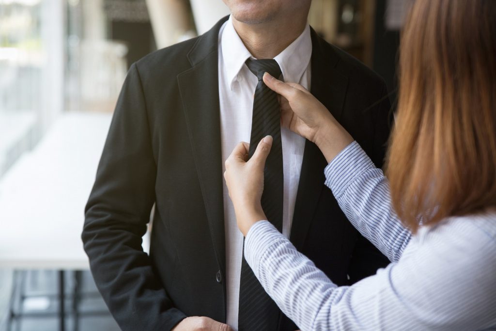 ▲如果心儀對象的領帶或領口歪了（甚至根本沒歪），可以「假裝順手」的幫他調整一下。（圖／Shutterstock）