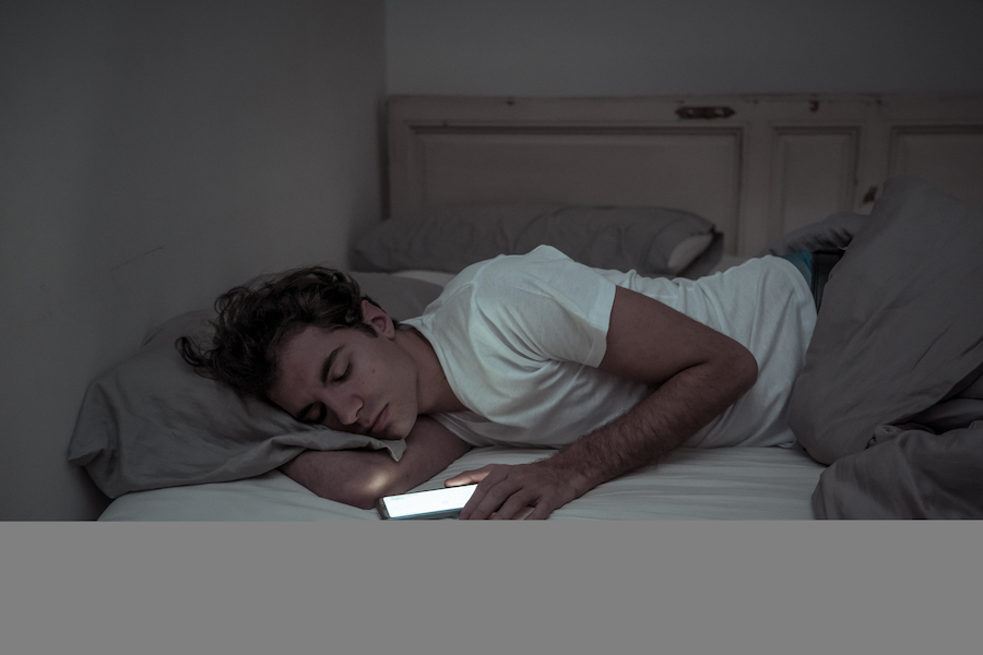 ▲有些人會選擇不掛掉電話，直接讓對方透過「電話」陪你睡覺，睡夢中彷彿能聽到對方呼吸聲、打呼聲，非常有安全感。（圖／Shutterstock）