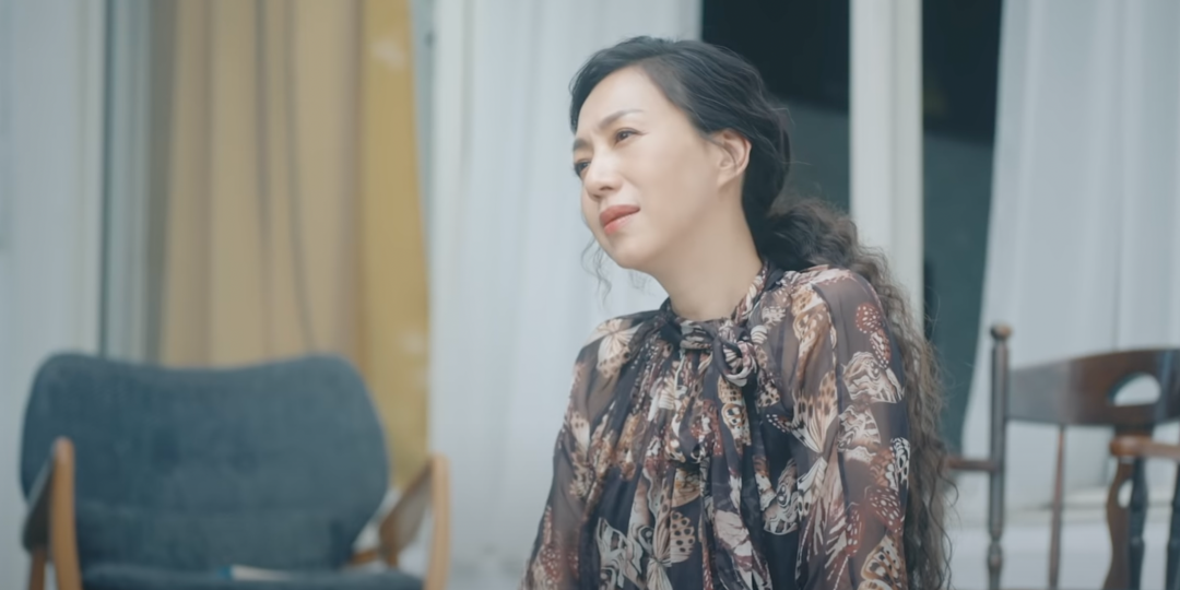 ▲萬芳奪下金曲評審團大獎！她的歌，總能給人一種療癒的感覺，她用溫柔卻又堅定的嗓音，一字字唱出對生命的體悟和感觸。（圖／《給妳們》MV截圖）