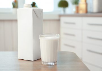 shutterstock_584213044 ▲牛奶是不少人生活必備的飲品,日前就有網友發現日本食品大廠的盒裝牛奶上藏著2個隱藏細節,消息曝光後也引發討論。(圖/Shutterstock)