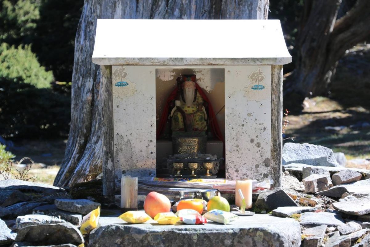 海拔3520公尺的雪山翠池土地公廟，過去登山客常以身邊攜帶的水果零食來祭拜，感謝土地公庇佑。（圖／網友Kenneth Teng提供） 