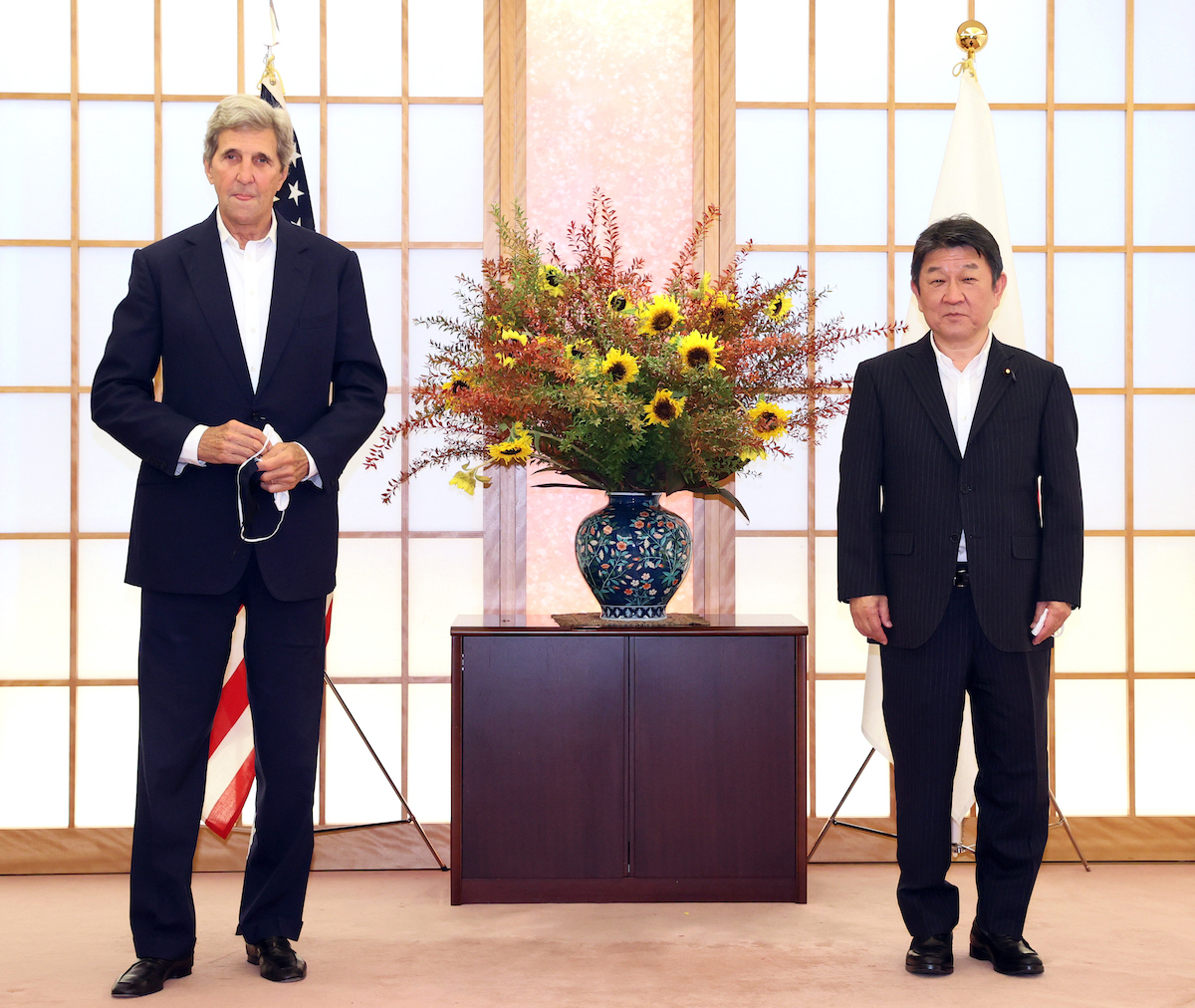 ▲日本外務大臣茂木敏充與美國氣候特使凱瑞進行高層級會談後表示，日、美兩國同意敦促中國進一步降低碳排放量。（圖／美聯社／達志影像）