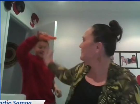 紐西蘭部長視訊受訪　兒子揮巨根胡蘿蔔亂入