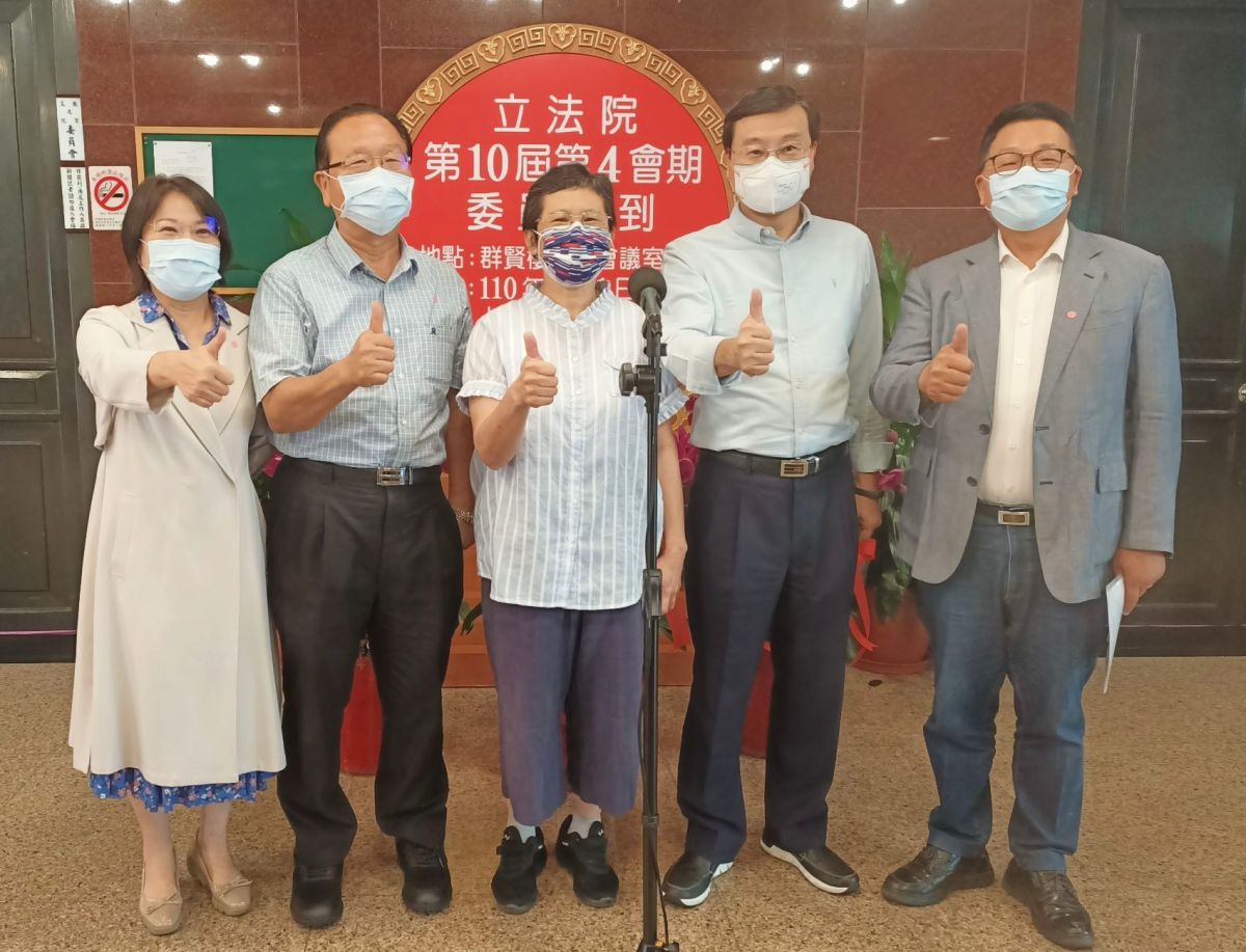 ▲第10屆第4會期立法委員報到，民進黨立委陳歐珀（右一）搶頭香，國民黨立委曾銘宗（右二）第二個報到，時代力量立委陳椒華（中）則是第三名。（圖／記者羅婉庭攝，2021.09.01）
