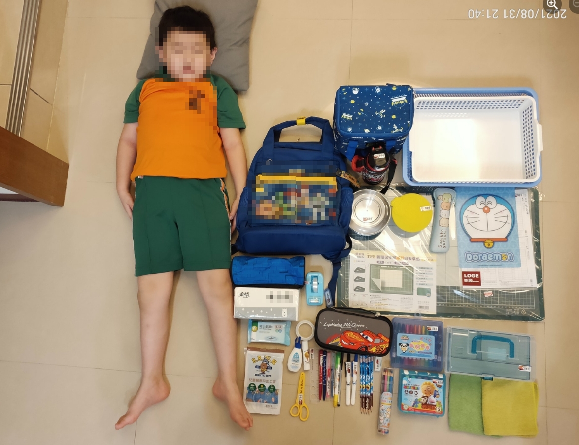 ▲有國小一年級新生的家長曬出「防疫限定版」的開學日開箱文，掀起不少家長共鳴。（圖／翻攝自臉書社團《爆廢公社》）