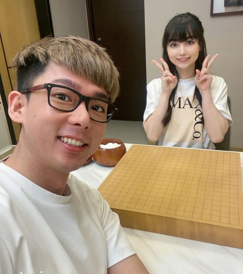 ▲阿滴（前）曾和黑嘉嘉拍片。（圖／阿滴IG）