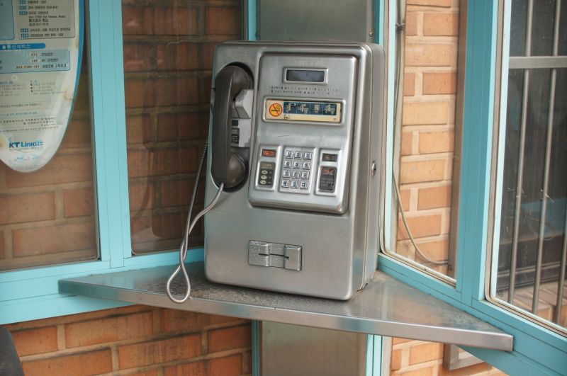 ▲在人手一機的時代前，公共電話是不少民眾在外用來聯絡的好幫手。（圖／取自PIXABAY）