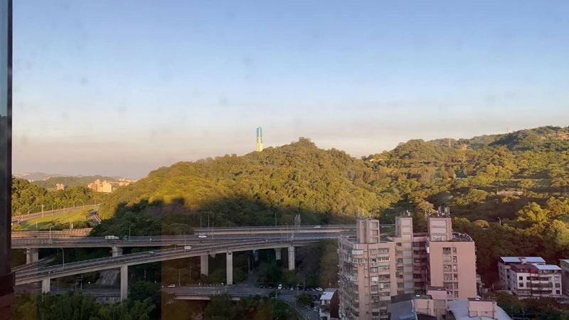 ▲陶晶瑩喜歡看窗外的那條高速公路。(圖/陶晶瑩臉書)