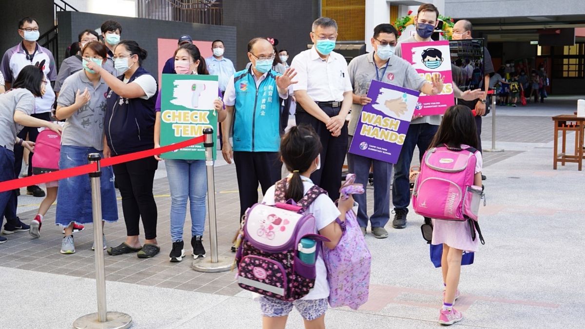 ▲台北市長柯文哲與教育局長曾燦金（中間藍衣者）1日上午前往延平國小視察開學情況。（圖／台北市政府提供）