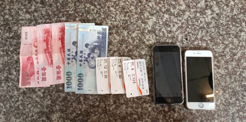 ▲警方當場查扣4人手機、高鐵票及相關證物。(圖/翻攝畫面)