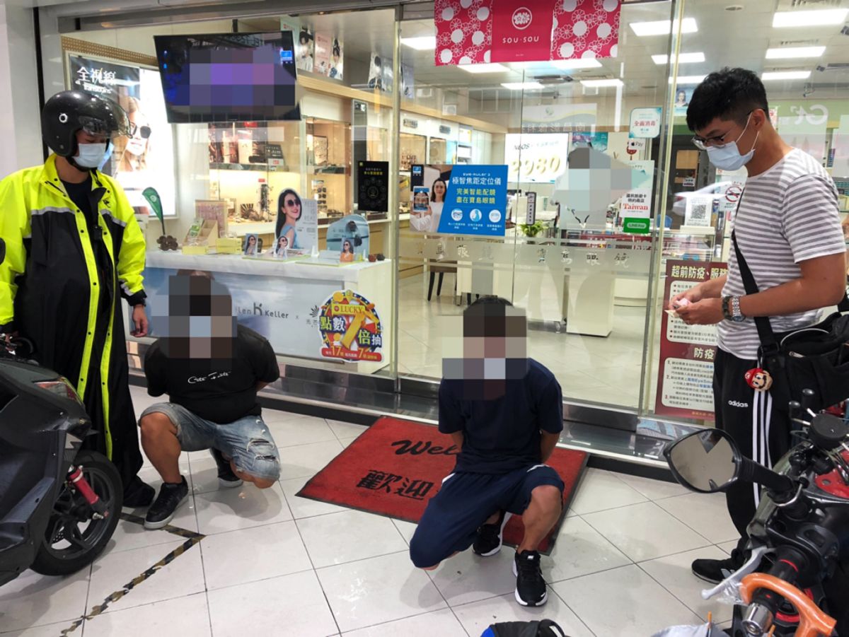 ▲警方當場逮捕詐騙集團車手。（圖／翻攝畫面）