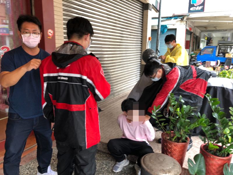 ▲警方當場逮捕詐騙集團車手。(圖/翻攝畫面)