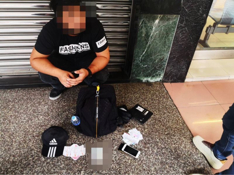 ▲警方當場逮捕詐騙集團車手。(圖/翻攝畫面)