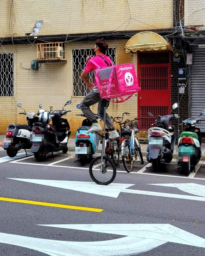 ▲一名網友捕捉到政大出現腳踏獨輪車的「功夫熊貓」外送員。（圖／翻攝自臉書社團《路上觀察學院》）