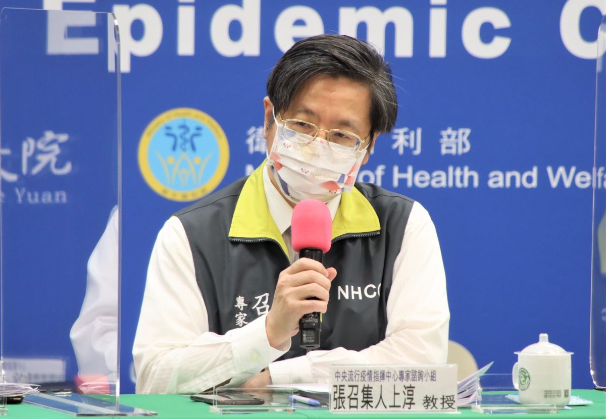 ▲民眾期待口罩政策鬆綁，張上淳指出，BA.5已進入社區，且長者COVID-19疫苗覆蓋率不足，因此目前仍不建議脫口罩。（圖／NOWnews資料照）