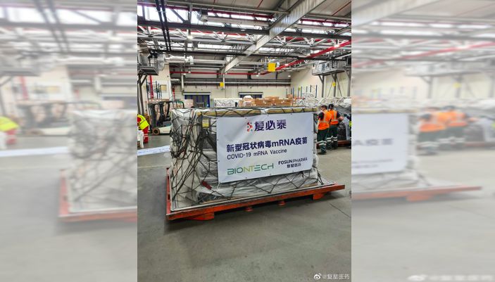 ▲上海復星醫藥在其微博上，貼出BNT疫苗準備登機的照片。（圖／取自复星医药微博）