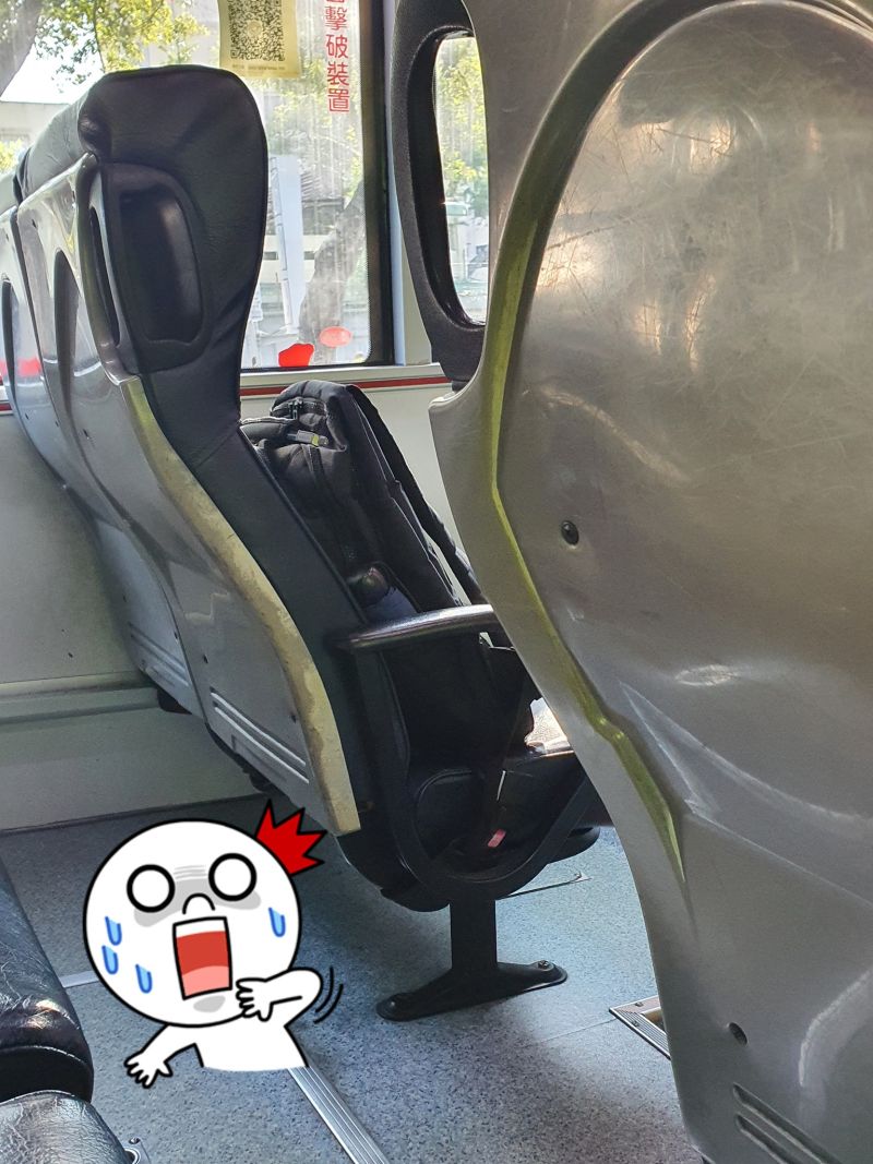▲原PO看著那個書包獨自坐了17站,下車時也貼心地告知司機。(圖/翻攝自《爆廢公社二館》)