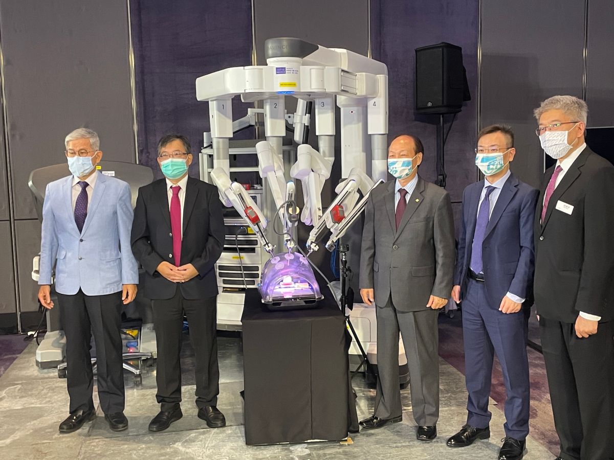 ▲國內產險業與醫療業共同研發，推出全球首創高端微創手術「癌症達文西保單」，提供初次罹癌施行達文西手術，不用住院期間可能面臨支付病房、醫療、手術等高額醫療費用的保障，提升治療品質。（圖／記者顏真真攝）