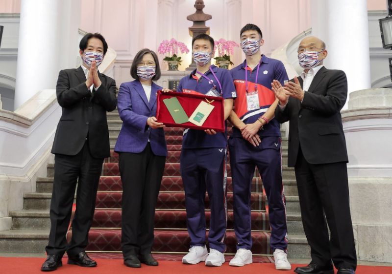 ▲總統府舉辦台灣隊凱旋派對,總統蔡英文致贈一卡通予選手。(圖/總統府提供)