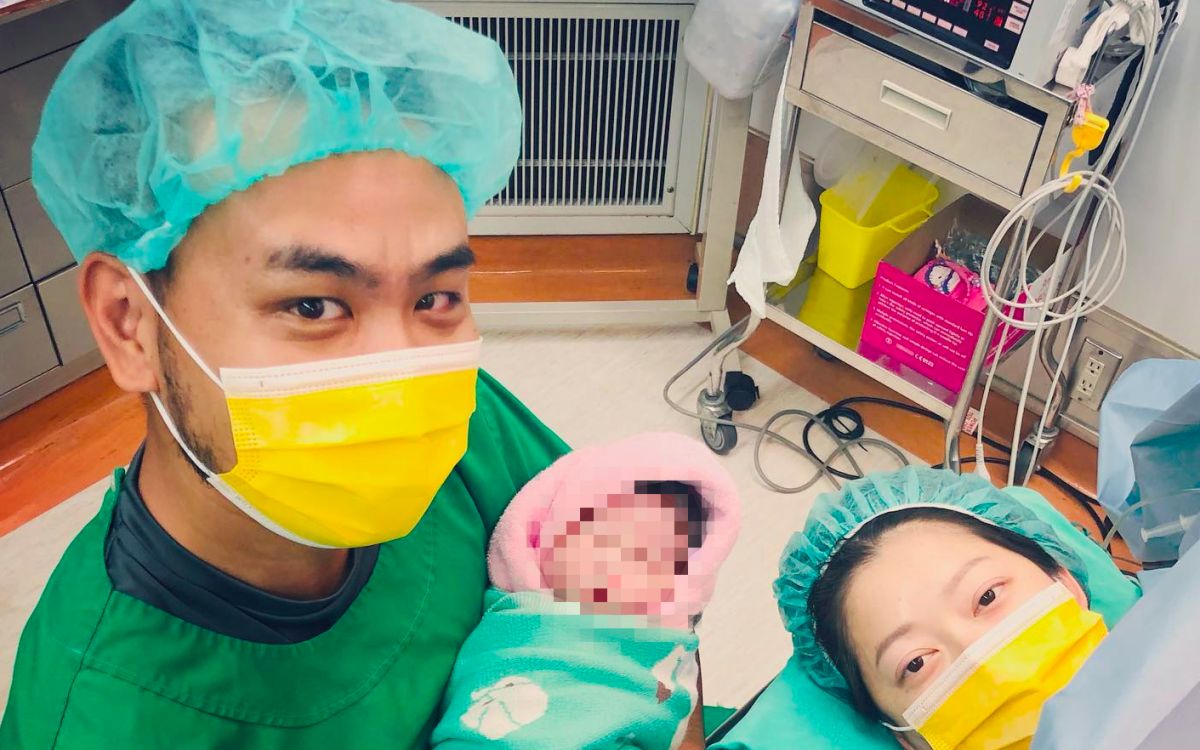 ▲山東（右）順利產下兒子，楊大正發文報平安。（圖／翻攝楊大正臉書）