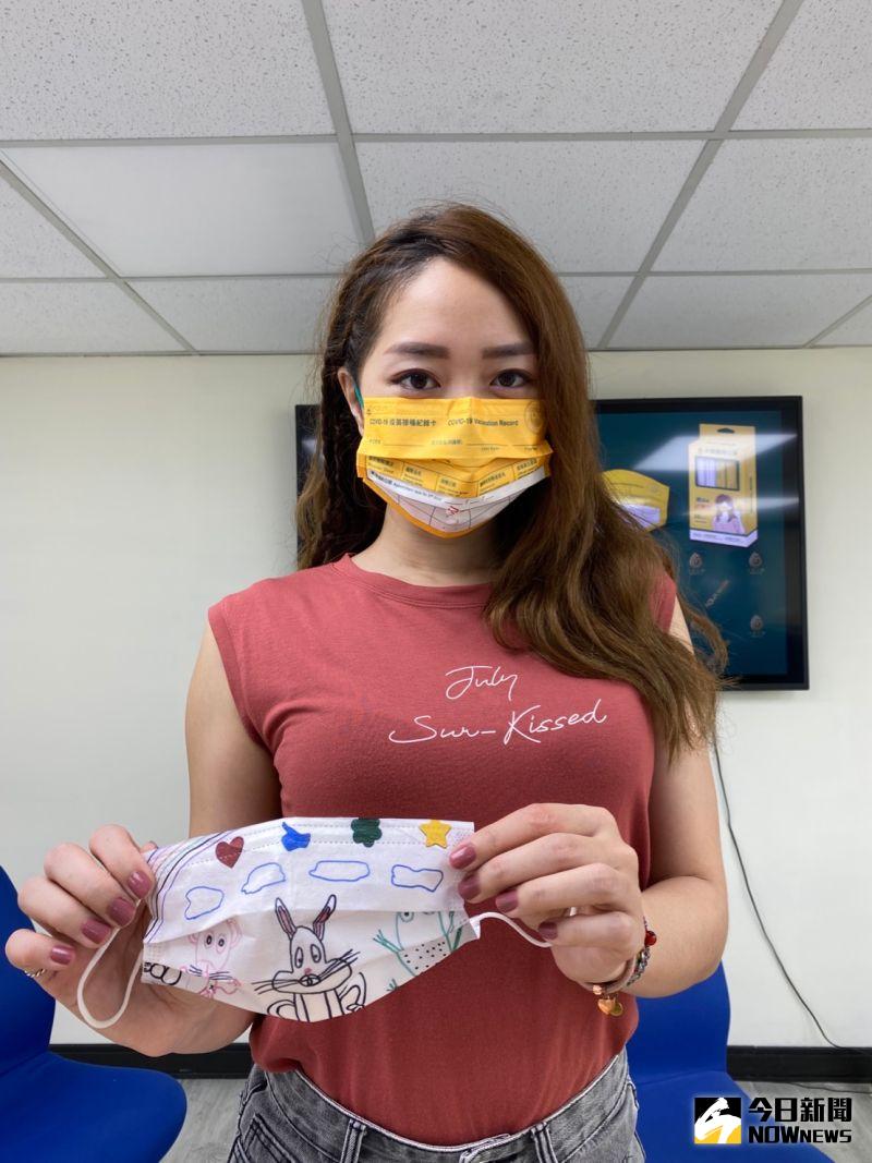 ▲水舞生醫憑著專業、創意,為企業與個人客制化設計口罩,不少知名企業都是主顧客。(圖/記者金武鳳攝,2021.9.1)