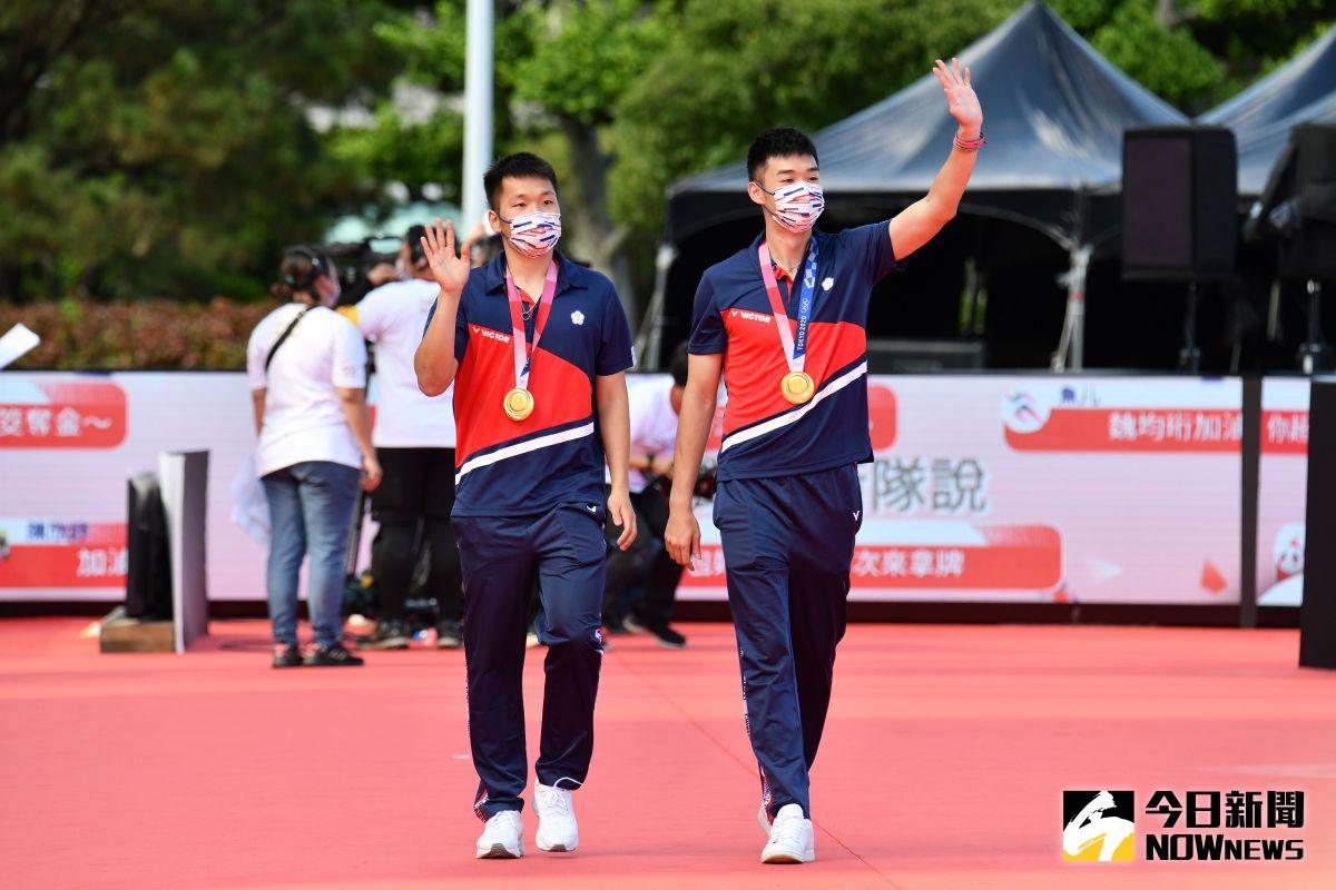▲「台灣英雄凱旋派對」東奧羽球選手李洋（左）、王齊麟走上星光大道，2021年兩人收穫滿滿。（圖／記者林柏年攝 ）