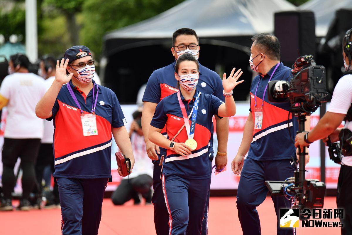 ▲「台灣英雄凱旋派對」東奧舉重選手郭婞淳與教練走上星光大道。（圖／記者林柏年攝 , 2021.9.1）