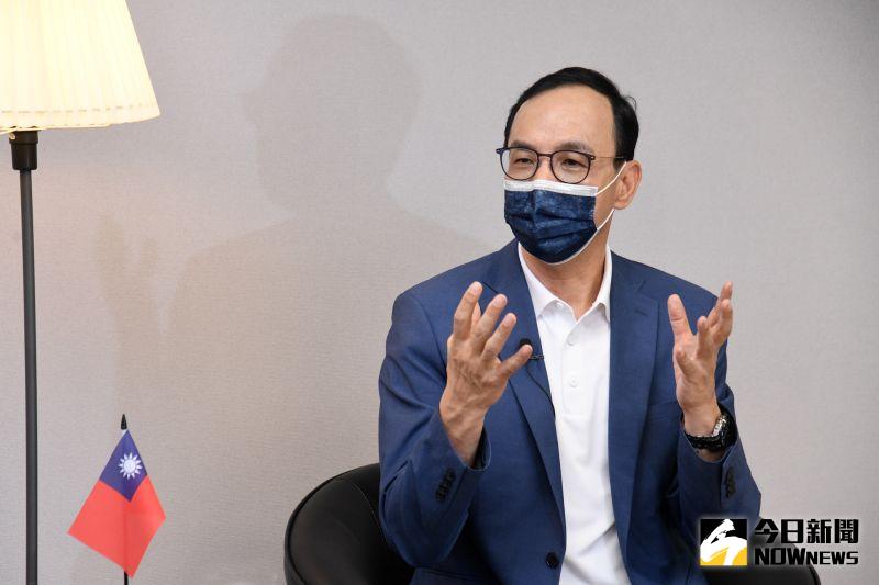 ▲國民黨主席朱立倫接受《NOWnews今日新聞》專訪時直言,國民黨過去像多頭馬車,一定要整合,才可能變強。(圖/記者林柏年攝)