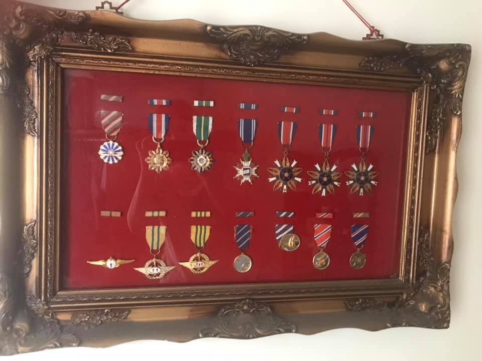 ▲網友分享父親的遺物，好奇訊問大家這兩排勳章的名稱為何，釣出神人詳解。（圖／翻攝自《爆系知識家》臉書）