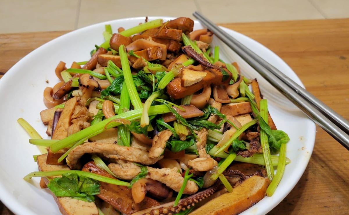 ▲有女網友好奇炒豆干怎麼處理才能入味，而引來老饕揭開正解。（圖／翻攝廚藝公社臉書）