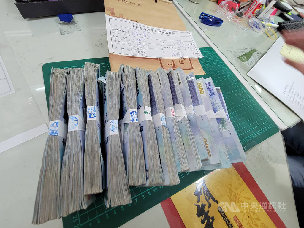 ▲高雄環保局南區資收廠負責保養地磅站電腦洪姓技工，涉與電腦和環保業者勾結竄改程式，透過短報廢棄物重量再向業者收取回扣，檢廉帶回涉案9人複訊，更在他們家中搜出現金新台幣981萬。（圖/中央社）