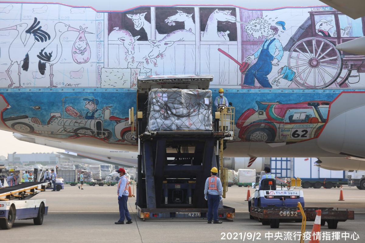 ▲第2批BNT疫苗在今（9）日早上5時41分由盧森堡國際貨運航空CV-7962貨機運抵桃園國際機場，約到貨91萬劑。（BNT到貨資料照/指揮中心提供）