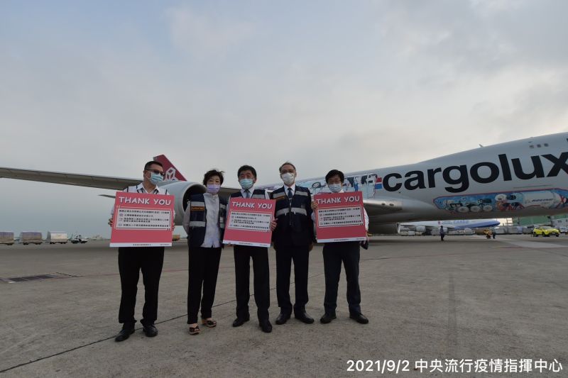 ▲首批BNT疫苗抵台,衛福部部長陳時中、台積電慈善基金會董事長張淑芬等人親自迎接。(圖/指揮中心提供)