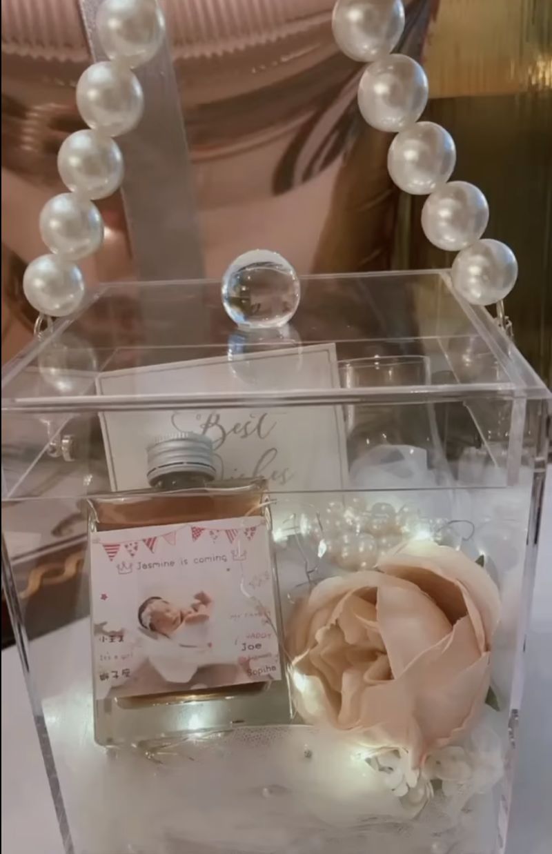 ▲王思佳女兒的彌月禮盒十分奢華。(圖/王思佳臉書 )