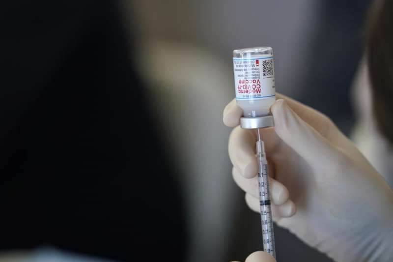 ▲何美鄉受訪表示，先讓重症高風險族群優先接種兩劑疫苗才是上上之策。（圖／美聯社／達志影像）