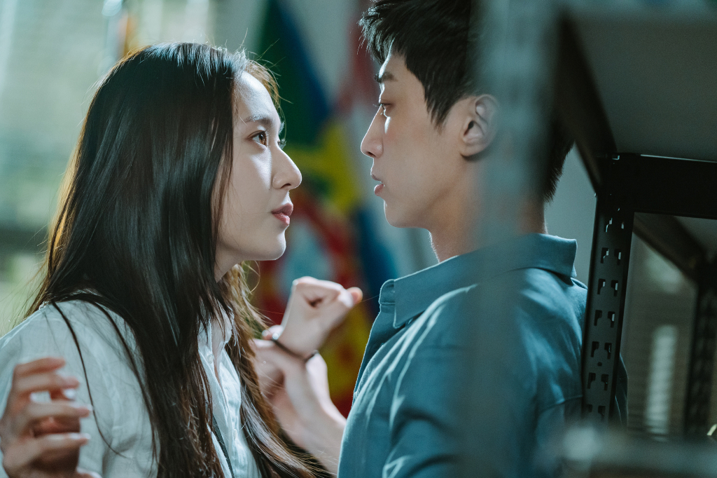 ▲劇中，Krystal（左）跟振永搞曖昧。（圖／myVideo）