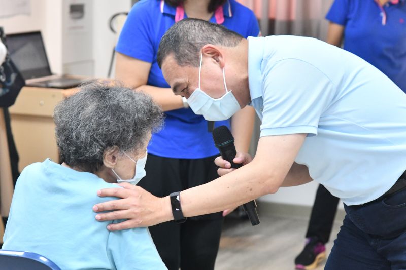 ▲新北市長侯友宜今(2)日前往銀髮俱樂部關心重啟的情形。(圖/新北市政府提供)