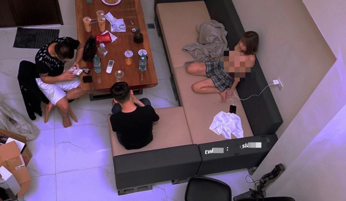 ▲張姓女直播主直播現場，攝影燈具各項設備一應具全。（圖／龜山分局提供）