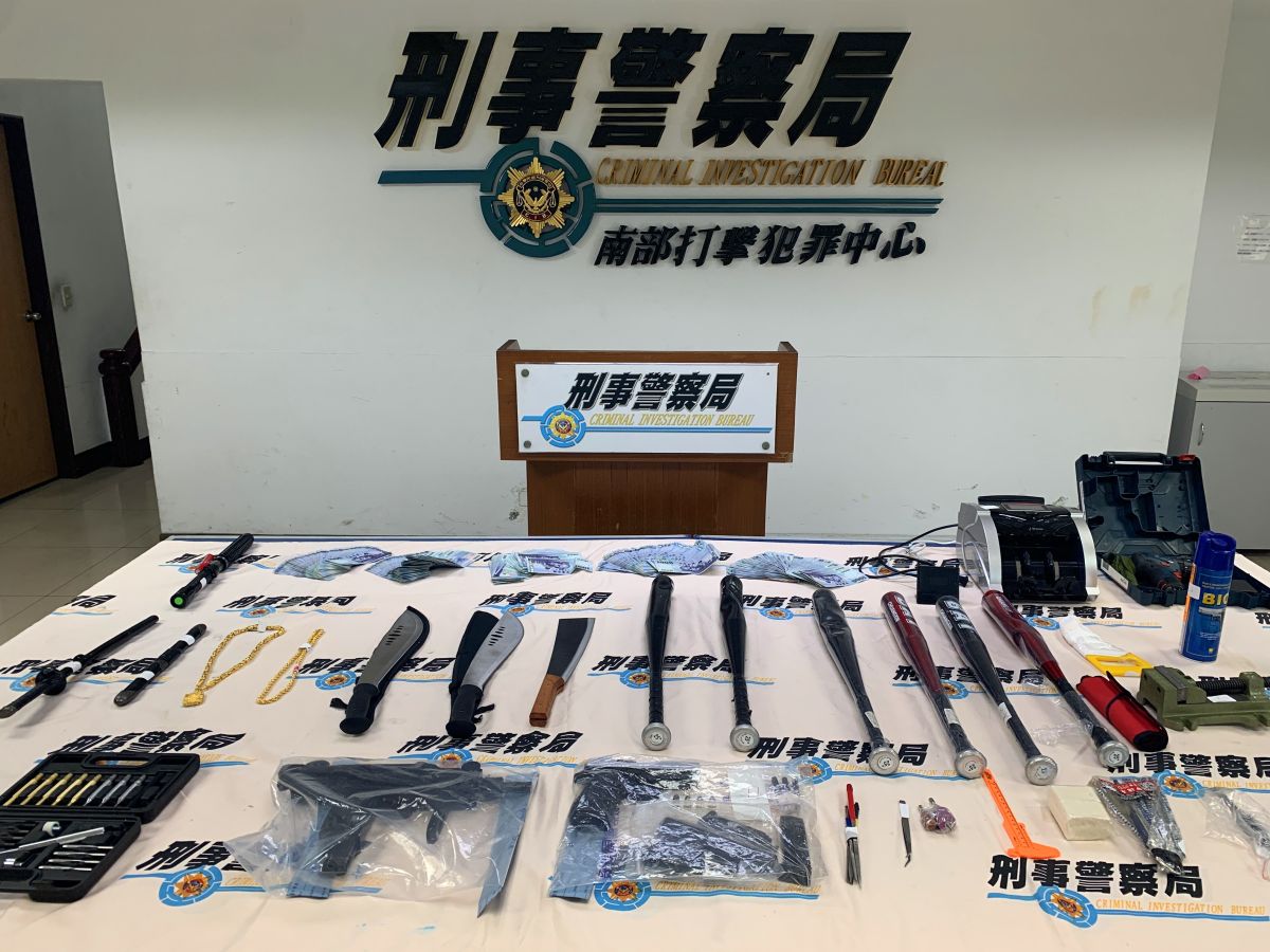 ▲檢警陸續查扣3枝手槍、7顆子彈、1批改槍工具、3把西瓜刀、6支球棒、18支詐欺作案用工作手機、2本支付車手薪水用帳戶、1批人頭帳戶、毒品咖啡包及54萬3500元等證物。（圖／南打提供）