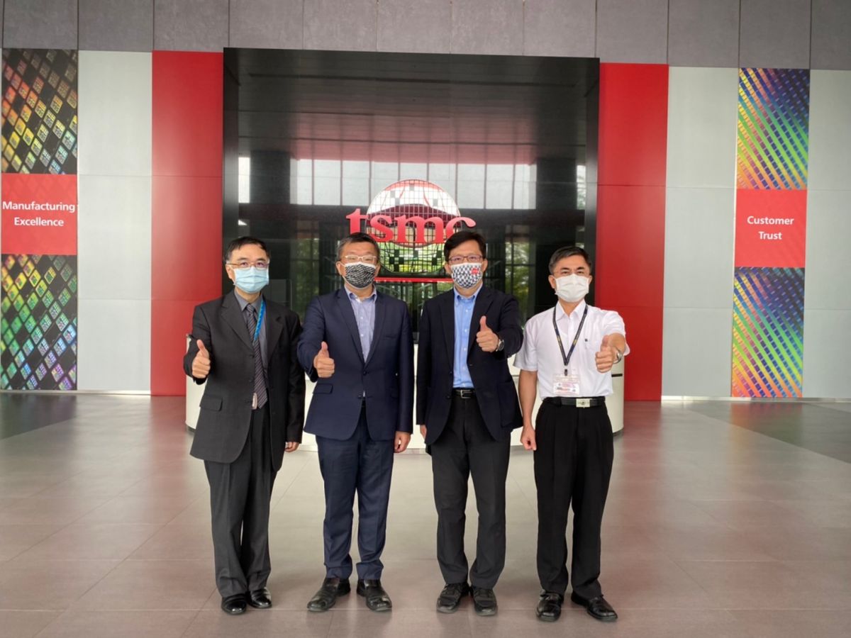 ▲立法院副院長蔡其昌(左2)、立法委員張廖萬堅(左3)參訪台積電中科廠區，全力協助全球最關鍵的2奈米技術落地台中(圖／蔡其昌服務處提供2021.9.2)